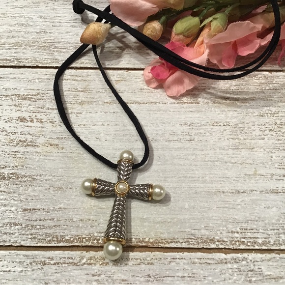 🌸[2/$30.00]🌸 Cross Necklace - Picture 1 of 4